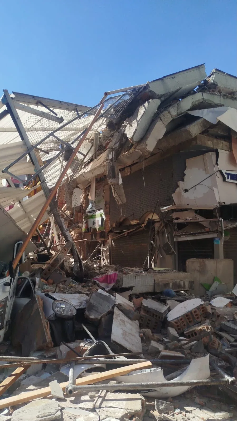 Lateral del edificio donde quedaba la joyería tras el sismo